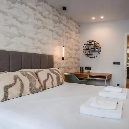 Cid Iii Apartament *